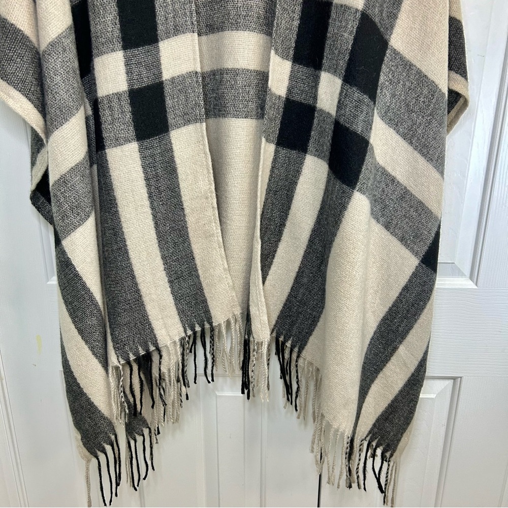 Banana Republic Black & Tan Plaid Fringe Cashmere Wool Wrap Shawl Sweater Sz OS - Picture 3 of 11